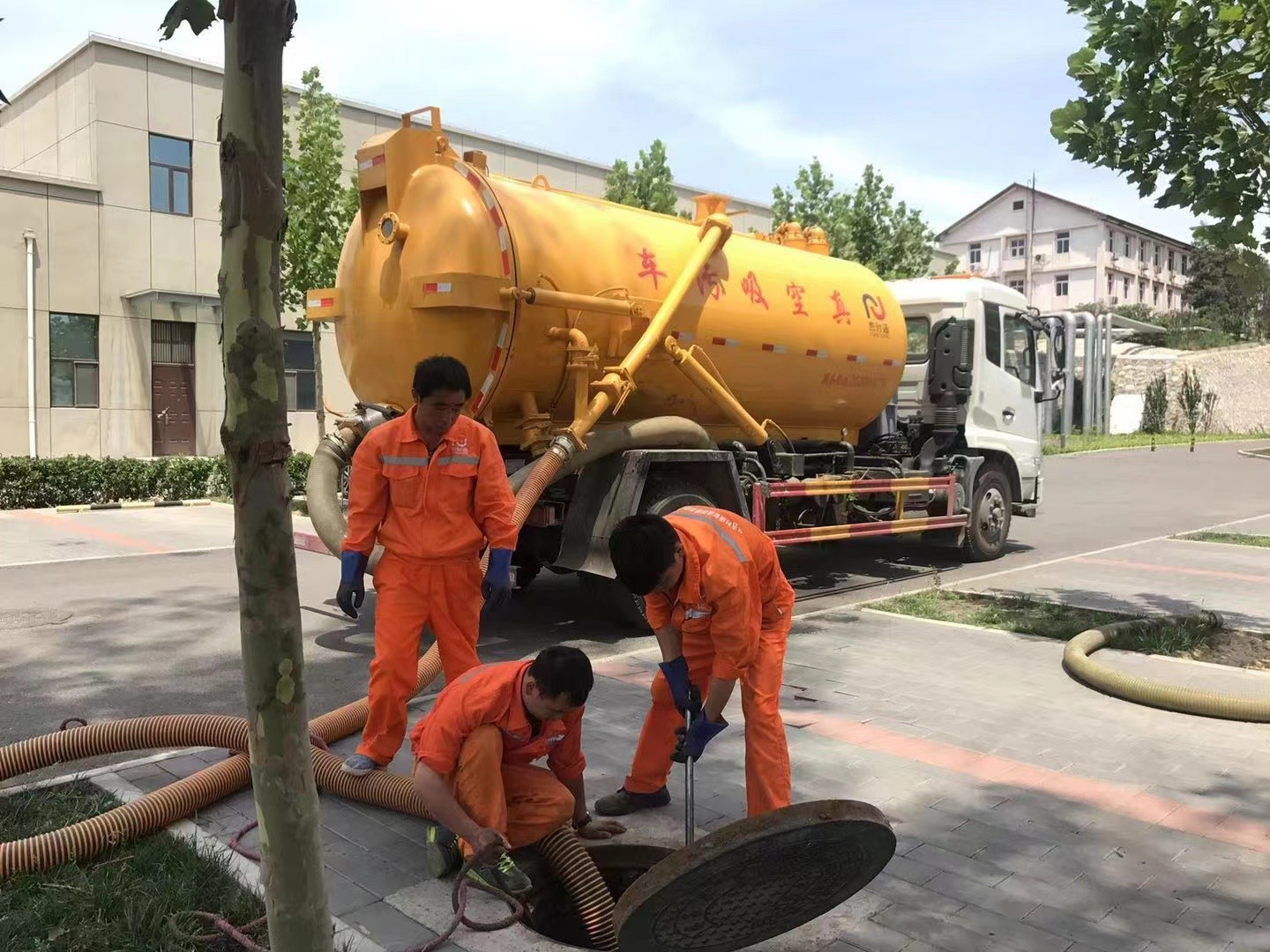 港闸管道疏通车停在窨井附近