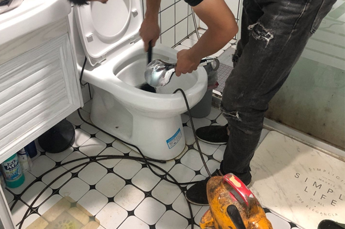 港闸马桶堵塞自己疏通还是找师傅?专业上门服务让你省时更省心